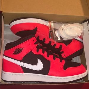Jordan 1 Retro Mids - RED | WHITE | BLACK